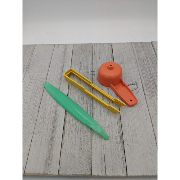 Vintage Tupperware Set 877 885 1299 Mini Funnel Lettuce Corer Toast Grabber - Picture 5 of 11